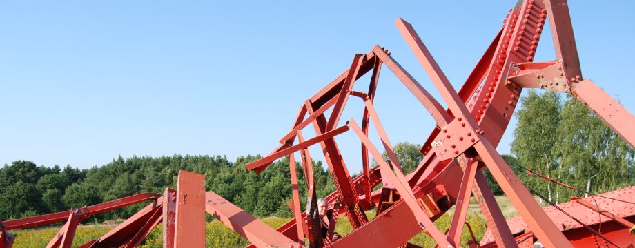 Urlaubsregion Höhbeck Elbe - Titelbild: Funkmast "Gartow 1" nach der Sprengung: Verbogene, in die Luft ragende, rote Stahlträger.
