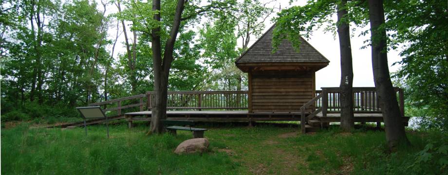 Urlaubsregion Höhbeck Elbe - Titelbild: Schutzhütte und Aussichtsplattform zwischen Buchen auf dem Kastellplatz.